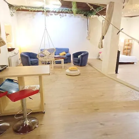 Loft D'artiste Chic Et Boheme Dans Petit Village Proche Lägenhet
